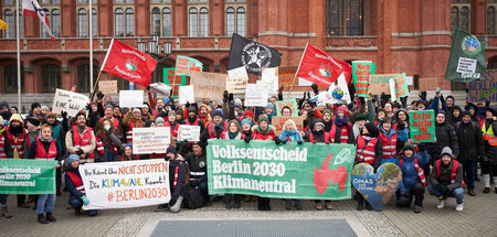 Kundgebung des Bündnisses »Klimaneustart Berlin« vor dem Roten R...