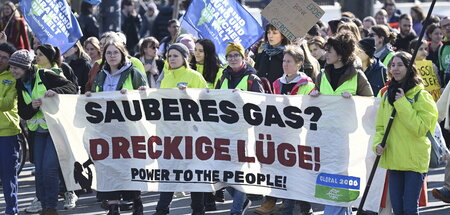 Straßenprotest trotz Versteckspiel der Konzernvertreter (Wien, 3...