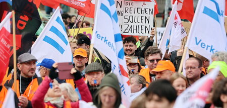 Von oben nach unten: Die, die genug haben, sollen zahlen (Berlin...