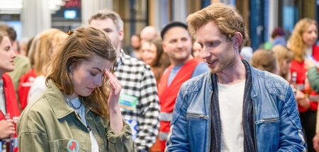 Betretene Gesichter und Tränen: Aktivisten Luisa Neubauer (l.) u...