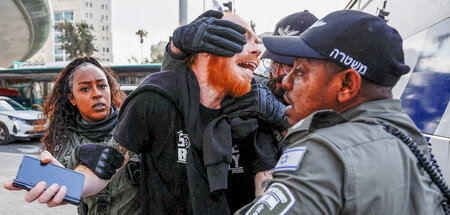 Keine freundliche Umarmung: Israelische Polizei nimmt Gegner der...