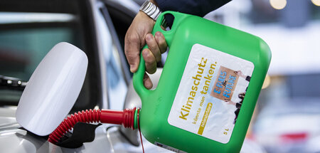 Weltrettung durch Verbrenner-Pkw: E-Fuels-Werbemotiv aus Stuttga...