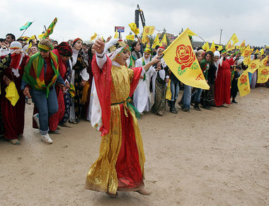 Newroz-Feier in Diyarbakir mit Fahnen der kurdischen Partei DTP Newroz-Feier in Diyarbakir mit Fahnen der kurdischen Partei DTP