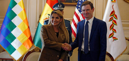Putschisten wie Boliviens Jeanine Áñez (l.) reichen US-Offiziell...