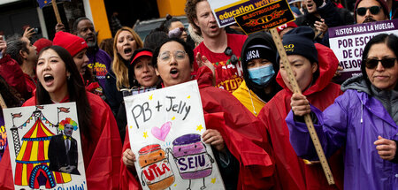 Schulbeschäftigte verschiedener Gewerkschaften an ihrem ersten S...