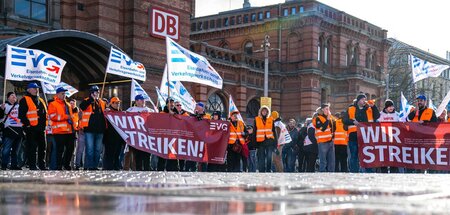 Geduld verloren und Mut gewonnen: Beschäftigte bei einer EVG-Str...