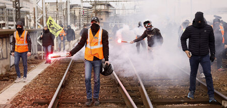 Eisenbahner demonstrieren auf den Gleisen des Bahnhofs Gare de L...