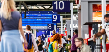 Mehr Fahrgäste, mehr Umsatz, mehr Gewinn? Die Bahn-Beobachter ha... Mehr Fahrgäste, mehr Umsatz, mehr Gewinn? Die Bahn-Beobachter ha...