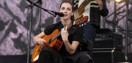 Gleich trommelt sie auf einer Teetasse: Aldous Harding Gleich trommelt sie auf einer Teetasse: Aldous Harding