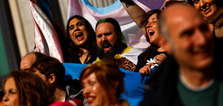 Spanien hat es schon: Freude nach Annahme eines Selbstbestimmung...