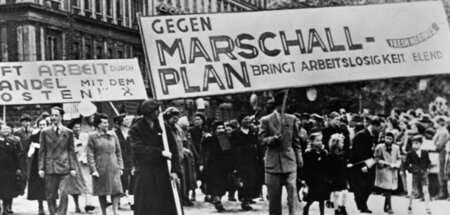 Gegen die Spaltung durch den Marshallplan. Kommunistische Demons... Gegen die Spaltung durch den Marshallplan. Kommunistische Demons...
