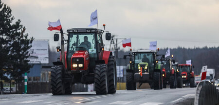 Traktorkolonne wütender Landwirte auf dem Weg zur Blockadeaktion... Traktorkolonne wütender Landwirte auf dem Weg zur Blockadeaktion...