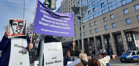 Feministischer Protest gegen die Ausbeutung von Frauenkörpern du...