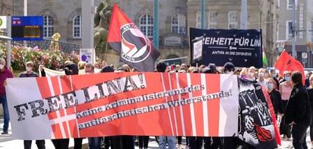 Solidaritätsdemo für die Angeklagten im Antifa-Ost-Prozess (Kass... Solidaritätsdemo für die Angeklagten im Antifa-Ost-Prozess (Kass...