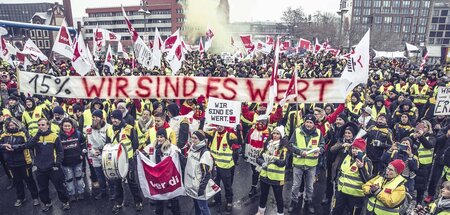 »Wir sind es wert«: Die 15-Prozent-Forderung von Verdi hat sich ... »Wir sind es wert«: Die 15-Prozent-Forderung von Verdi hat sich ...