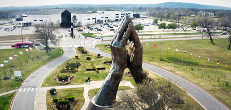 »Betende Hände«, Statue in Tulsa, Oklahoma: Mit Gott an die Mach...