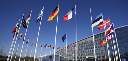 Der leere Mast wird am Dienstag mit der finnischen Flagge bestüc