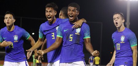 Posen junger Menschen: Brasiliens U17 in der Partie gegen Ecuado...