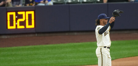 Nun auch gegen die Uhr: Freddy Peralta, Pitcher der Milwaukee Br... Nun auch gegen die Uhr: Freddy Peralta, Pitcher der Milwaukee Br...
