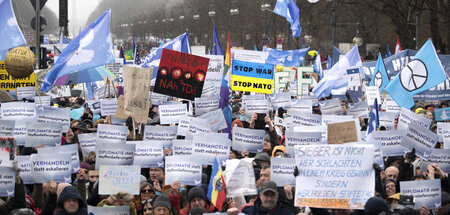 Großdemonstration »Aufstand für Frieden« am 25. Februar in Berli...
