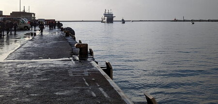 Der Hafen von Salerno. Im Hintergrund das Rettungsschiff »Geo Ba
