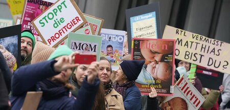 Beschäftigte protestieren gegen die Einstellung von Zeitschrifte...