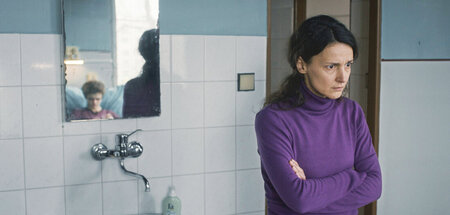 »Waren es Weiße?« – Irina (Vita Smachelyuk) am Krankenbett ihres...