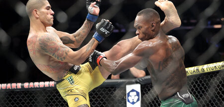 Gestrecktes Bein: Israel Adesanya (r.) gegen Alex Pereira (New Y...