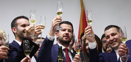 Da knallen die Sektkorken: Jakov Milatovic (M.) schlägt Milo Dju...