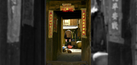 Eine Holztür umrahmt von roten und goldenen Schriftzügen mit gut...