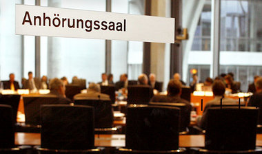 Geheimdienstkontrolle zwischen Trauerspiel und Farce: Anhörungss...