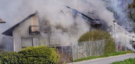 Während der Razzia und des Schusswechsels brach ein Feuer aus (B...