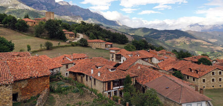 Mogrovejo liegt inmitten der beeindruckenden Bergszenerie Asturi...
