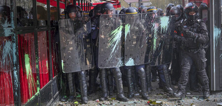 Polizeikräfte mussten sich vor Macrons Lieblingsrestaurant vor P...