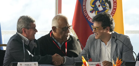 Frieden ist möglich: Handschlag zwischen Vertretern der ELN (l.)...