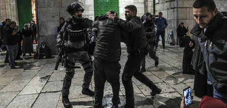 Brutales Vorgehen: Israelische Einsatzkräfte schikanieren Muslim...