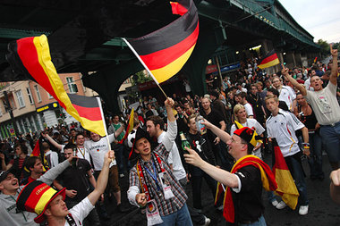 Ist die Bratwurstbeflaggung a) neuer Patriotismus, b) mediterran...