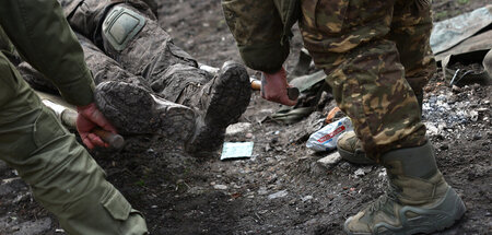 Ukrainische Rekruten bergen einen toten Soldaten nahe Bachmut (9...