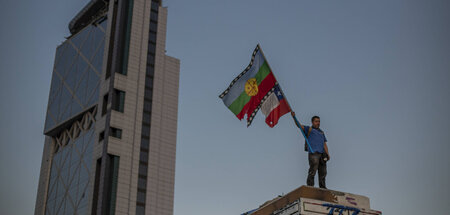 Flagge der Mapuche auf dem Platz der Würde in Santiago de Chile ...