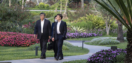 Betont gelassen: Macron im Gespräch mit Xi am Freitag im Garten ...