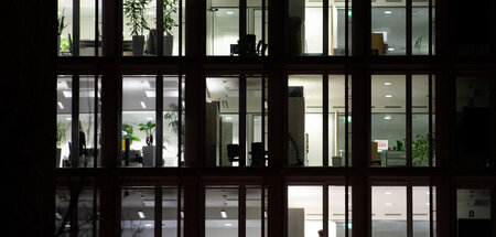 Kostet Kraft, geht auf den Organismus: Jobhetze in Bürofabriken ...