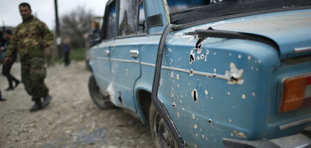 Von Schrapnellmunition zerschossenes Auto in der armenischen Enk