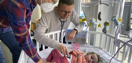 Die schwerkranke kleine Ella wird vom Kinderpalliativarzt demnäc... Die schwerkranke kleine Ella wird vom Kinderpalliativarzt demnäc...