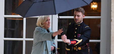 Gut beschirmt: Le Pen (l.) auf dem Weg zu Premierministerin Born... Gut beschirmt: Le Pen (l.) auf dem Weg zu Premierministerin Born...