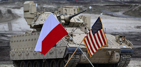 »Bradley«-Schützenpanzer aus US-Produktion auf dem Übungsgelände... »Bradley«-Schützenpanzer aus US-Produktion auf dem Übungsgelände...