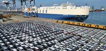 Der Exportmotor Chinas brummt wieder: Pkw vor Verschiffung im Ha...
