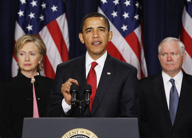 Durchhalteparolen: Barack Obama verkündet, flankiert von Außenmi...