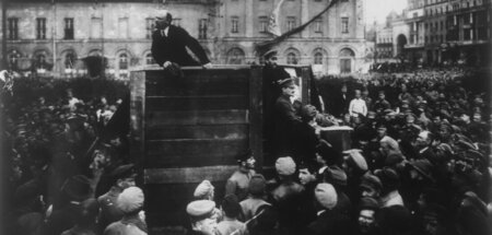 Lenin spricht 1920 in Moskau zu Soldaten der Roten Armee, die an...