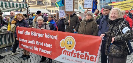 Gehen gegen Krieg und Armut auf die Straße: »Aufstehen«-Aktive n...