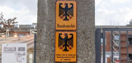 Die überlieferten Akten etwa der SED und der KPD liegen in Berli...